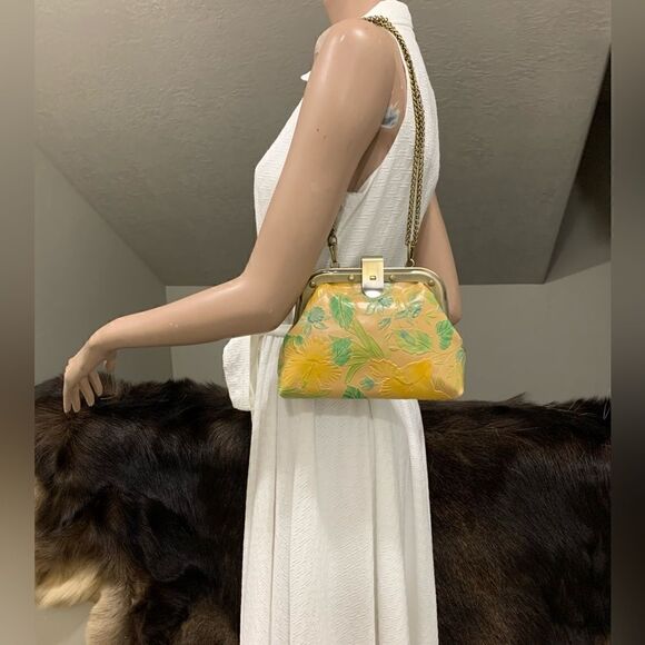 Handmade Genuine Leather Floral Embossed Chic Metal Frame Bag/Crossbody - Picture 2 of 15